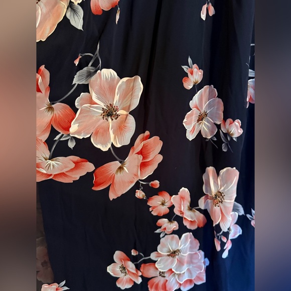 Size 18- women’s floor length dress. Worn once - Picture 4 of 6